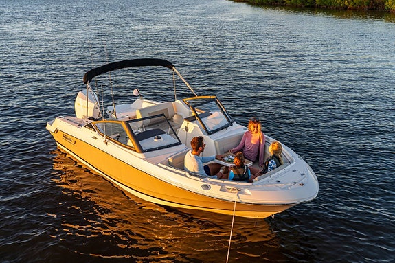 BOSTON WHALER 5 of 12