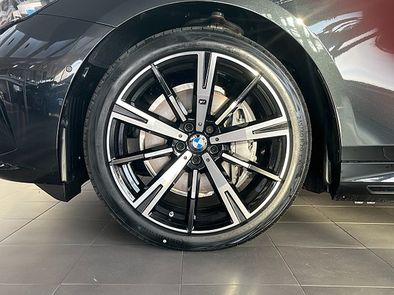 BMW i5 4 of 5