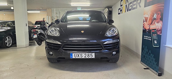 Porsche Cayenne 2 of 5