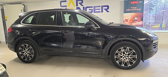 Porsche Cayenne 4 of 5