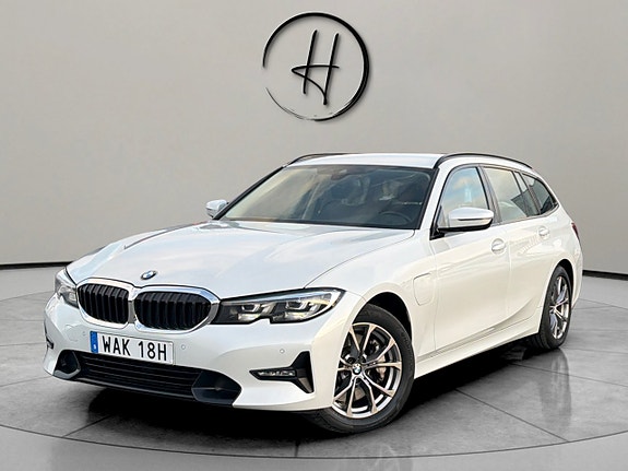 BMW 330e 3 of 5