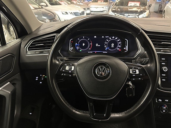 Volkswagen Tiguan 12 of 25