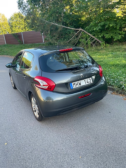 Peugeot 208 3 of 5