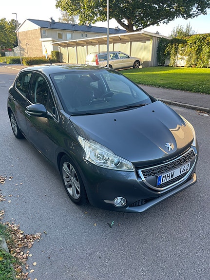 Peugeot 208 2 of 5