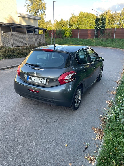 Peugeot 208 4 of 5