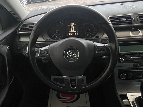 Volkswagen Passat 14 of 23