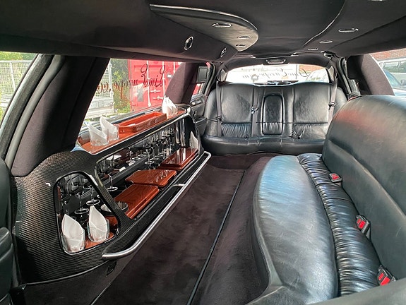 Lincoln Town Car 10 of 13