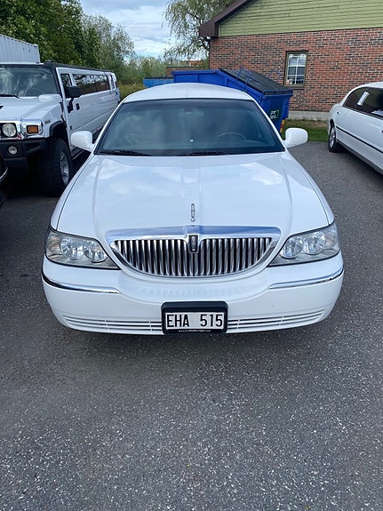 Lincoln Town Car 13 of 13