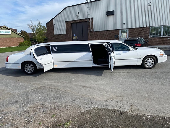Lincoln Town Car 4 of 5
