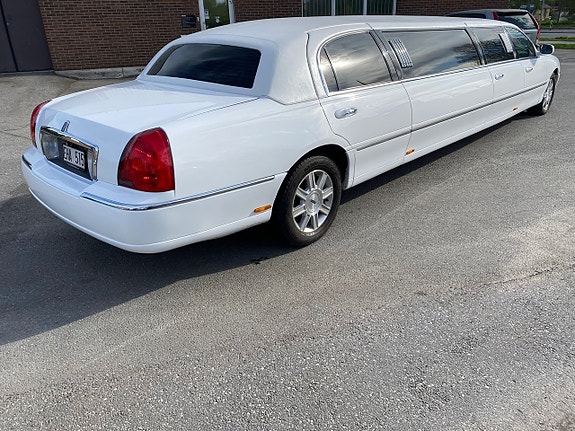 Lincoln Town Car 12 of 13