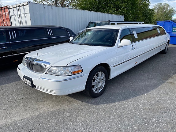 Lincoln Town Car 2 of 5