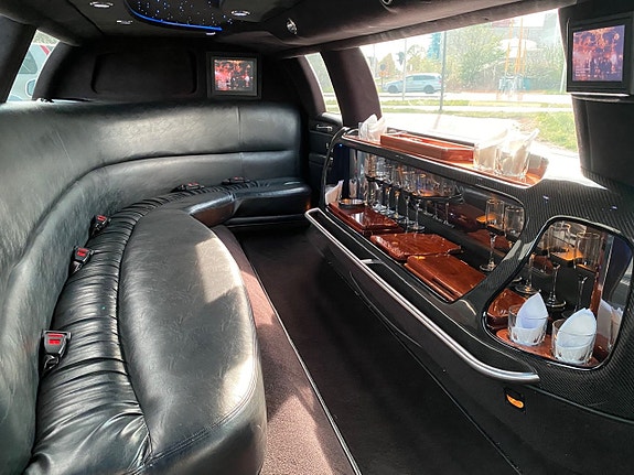 Lincoln Town Car 9 of 13
