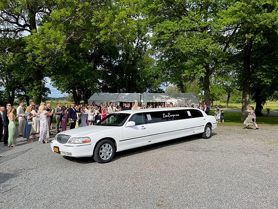 Lincoln Town Car 3 of 5