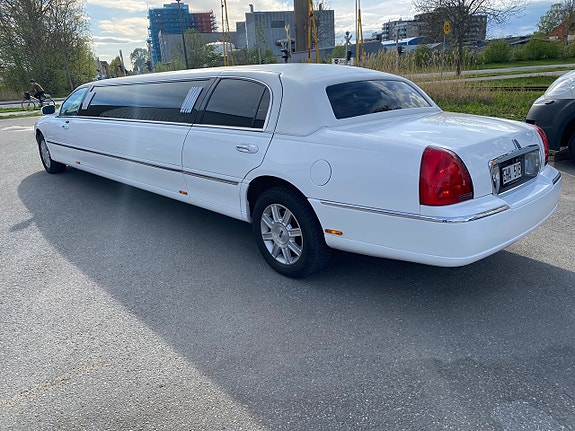 Lincoln Town Car 11 of 13