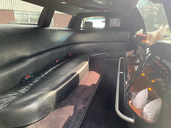 Lincoln Town Car 8 of 13