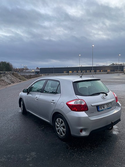Toyota Auris 2 of 5