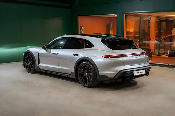Porsche Taycan Cross Turismo 3 of 5