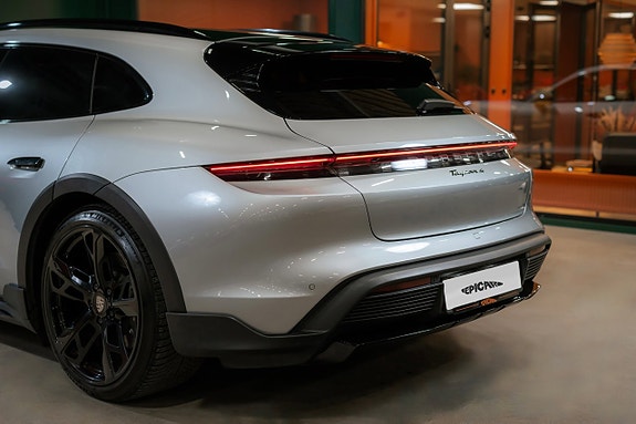 Porsche Taycan Cross Turismo 4 of 5
