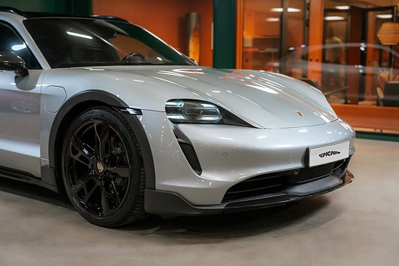 Porsche Taycan Cross Turismo 2 of 5