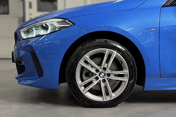 BMW 118i 2 of 5
