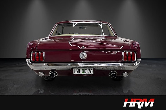 Ford Mustang 4 of 5