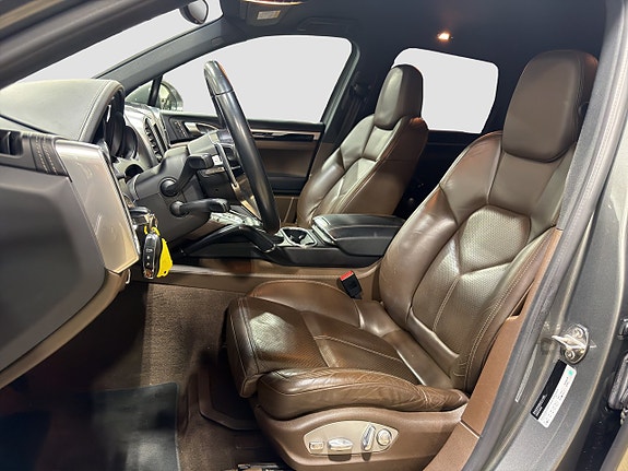 Porsche Cayenne S 9 of 17