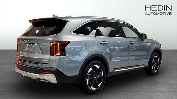 Kia Sorento 2 of 17