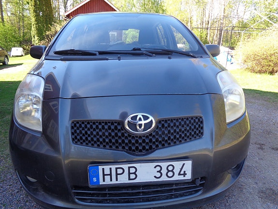 Toyota Yaris 6 of 30