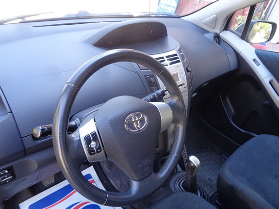 Toyota Yaris 10 of 30