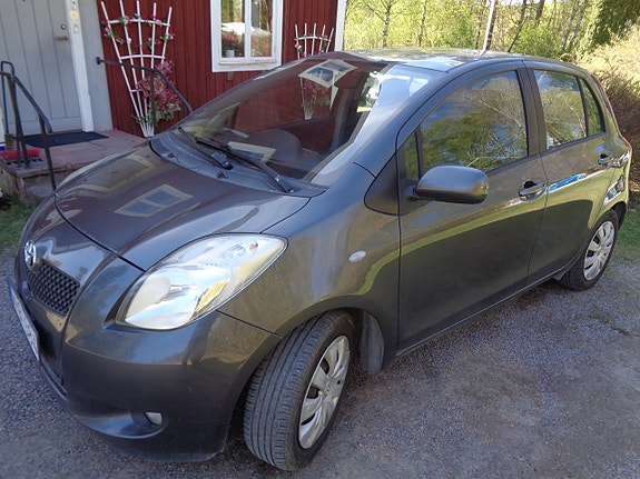 Toyota Yaris 7 of 30