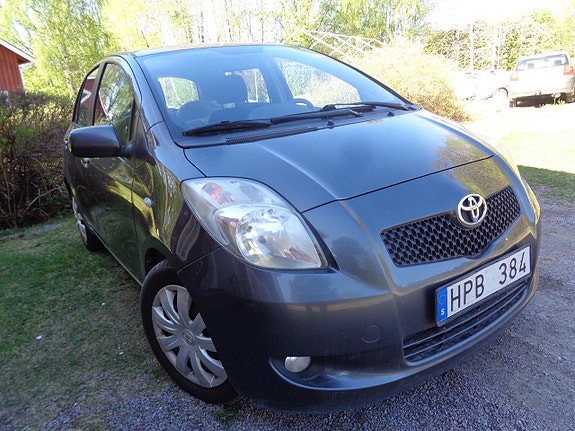Toyota Yaris 2 of 30
