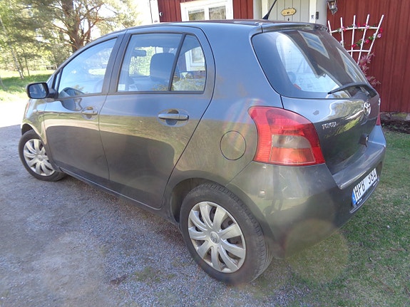 Toyota Yaris 4 of 30