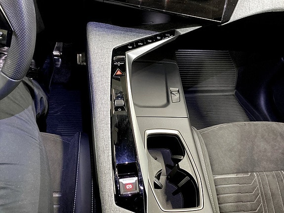 Peugeot e-3008 12 of 18