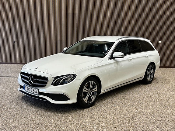Mercedes-Benz E220 2 of 5