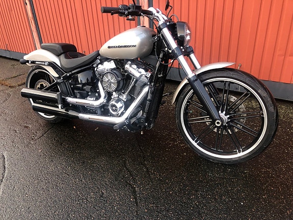 Harley-Davidson Breakout 114 2 of 4