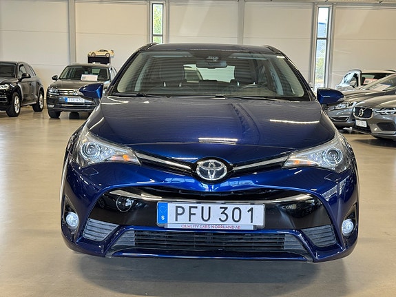 Toyota Avensis 2 of 5