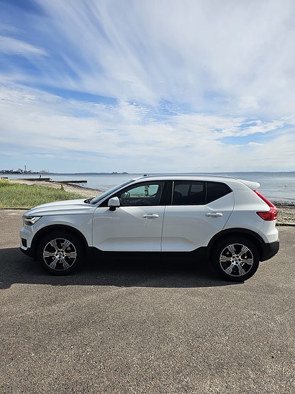 Volvo XC40 2 of 5