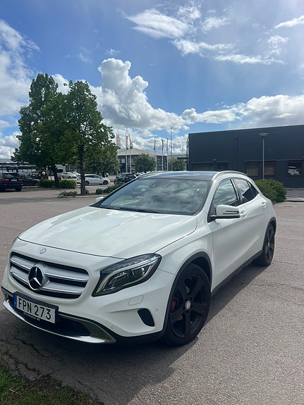 Mercedes-Benz GLA200 2 of 7