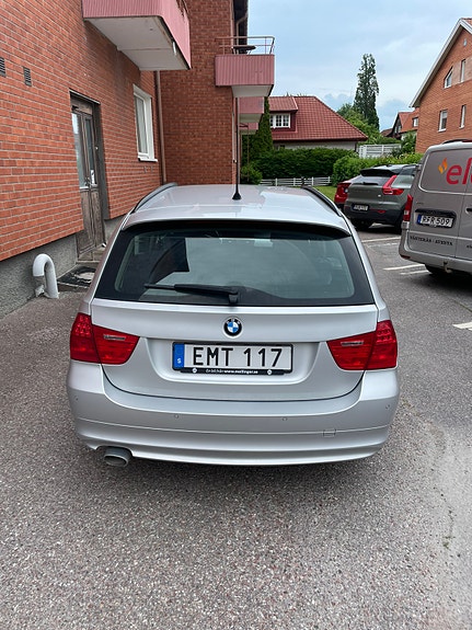 BMW 320d 4 of 5