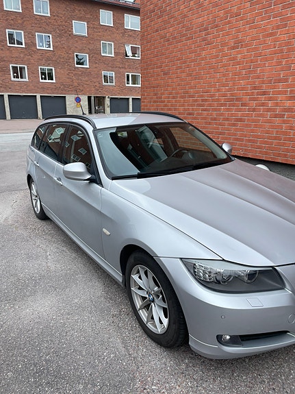 BMW 320d 2 of 5