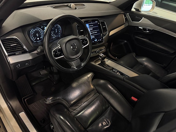 Volvo XC90 10 of 29