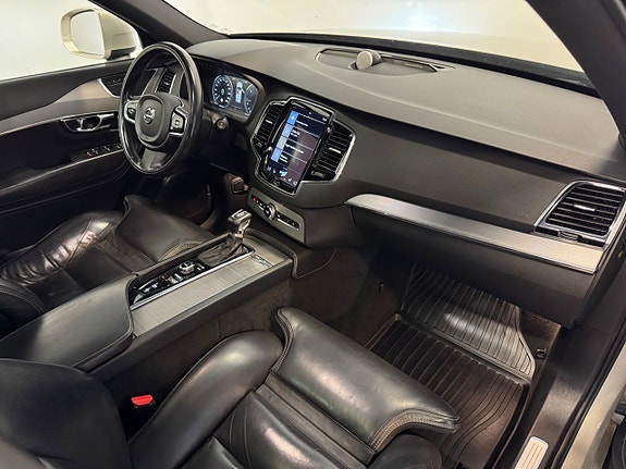 Volvo XC90 12 of 29