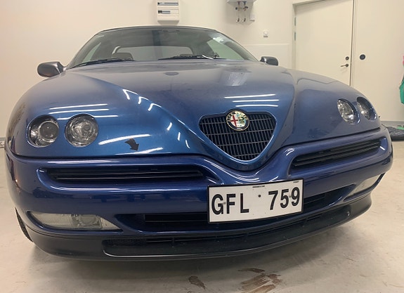 Alfa Romeo Spider 2 of 5