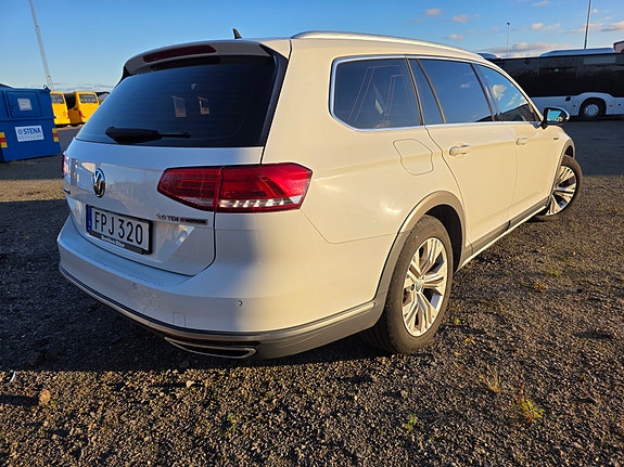 Volkswagen Passat Alltrack 3 of 4