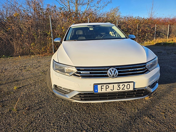 Volkswagen Passat Alltrack 2 of 4