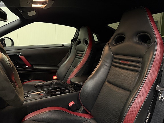 Nissan GT-R 21 of 26