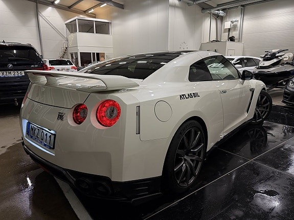 Nissan GT-R 4 of 5