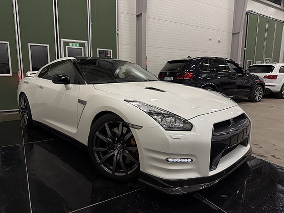 Nissan GT-R 2 of 5