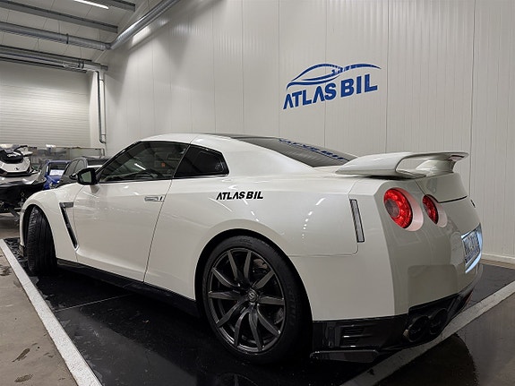 Nissan GT-R 3 of 5