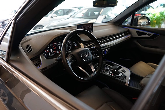 Audi Q7 4 of 5